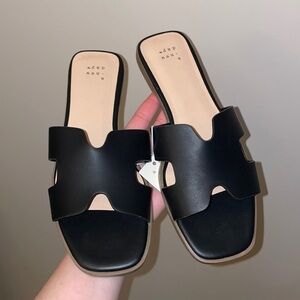 Brand new - Black sandals 8W very comfortable